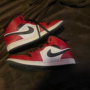 Air Jordan one mid Chicago Black toe
